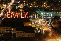 Una original proposición de matrimonio, The Light Writing Proposal